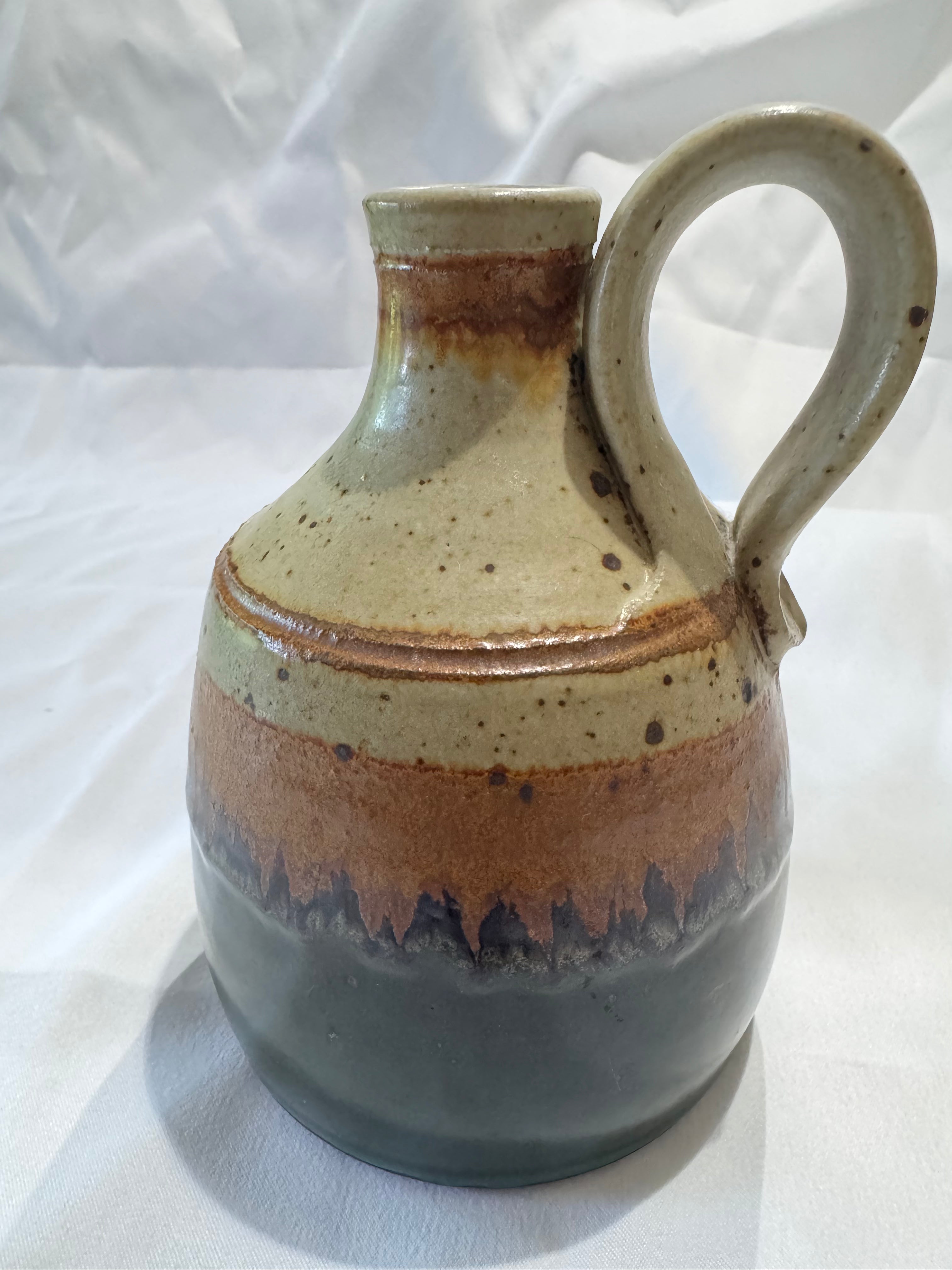 Ceramic bud vase/vessel with handle